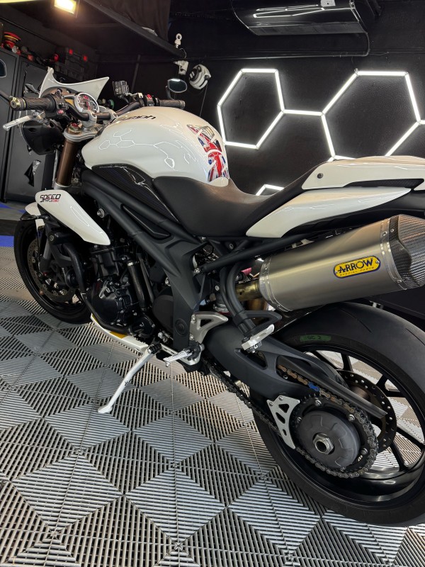 Nettoyage et detailing complet d’une Triumph Speed Triple S après exposition à la suie d’un incendie à Aix-en-Provence près de Marseille