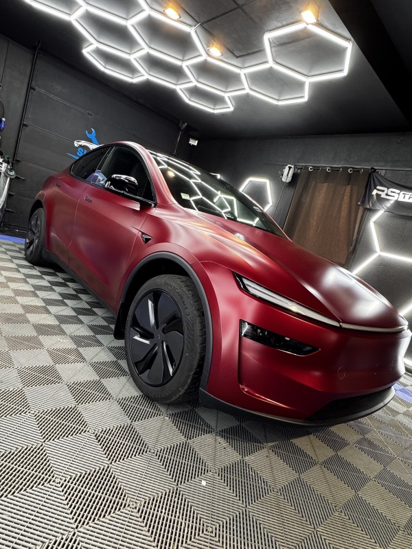 Protéger une Tesla Model Y Juniper Rouge Ultra avec un film PPF Hexis Bodyfence XS satiné à Aix-en-Provence