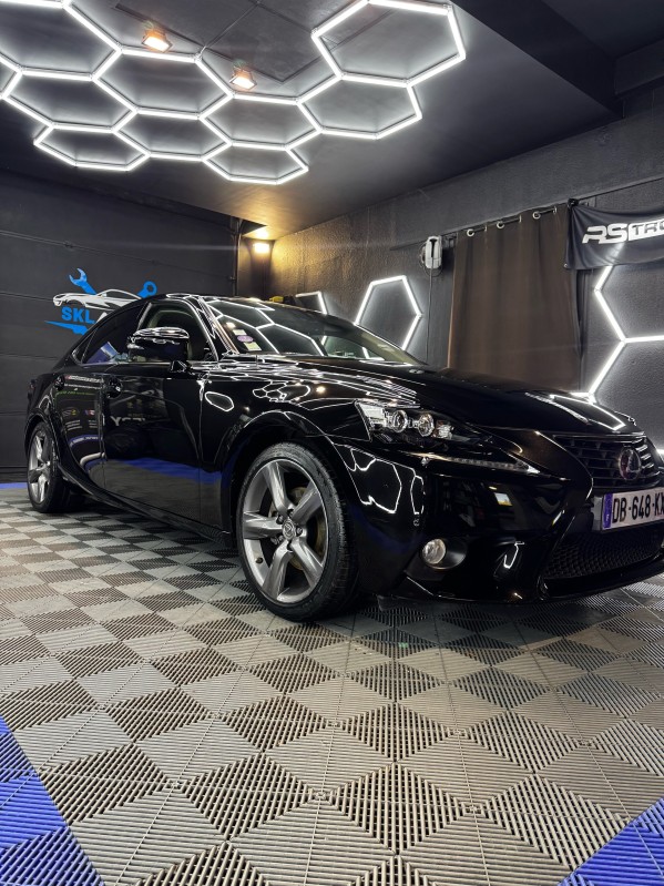 Appliquer un traitement céramique Feynlab V3 sur une Lexus IS 200h noire à Aix-en-Provence pour une brillance durable