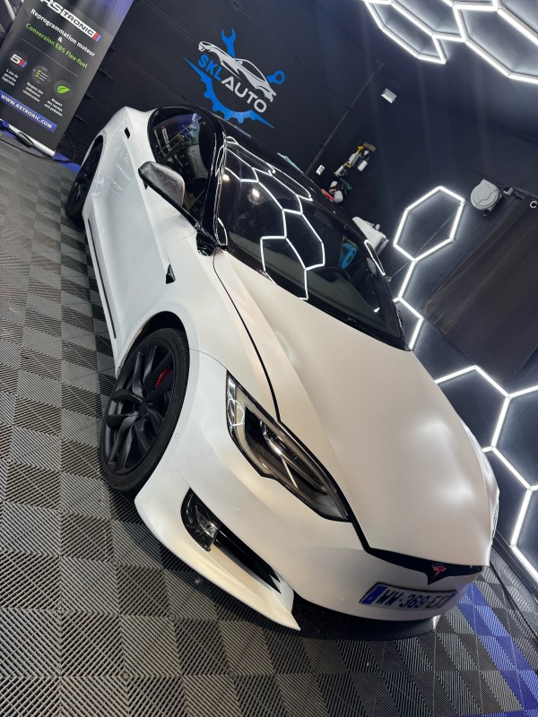 pose de film de protection PPF satiné Hexis Bodyfence sur tesla model S performance sur les bouches du Rhône et le var
